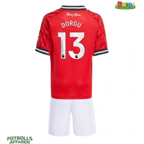 Manchester United Patrick Dorgu #13 Hemmaställ Barn 2025-26 Kortärmad (+ Korta byxor)